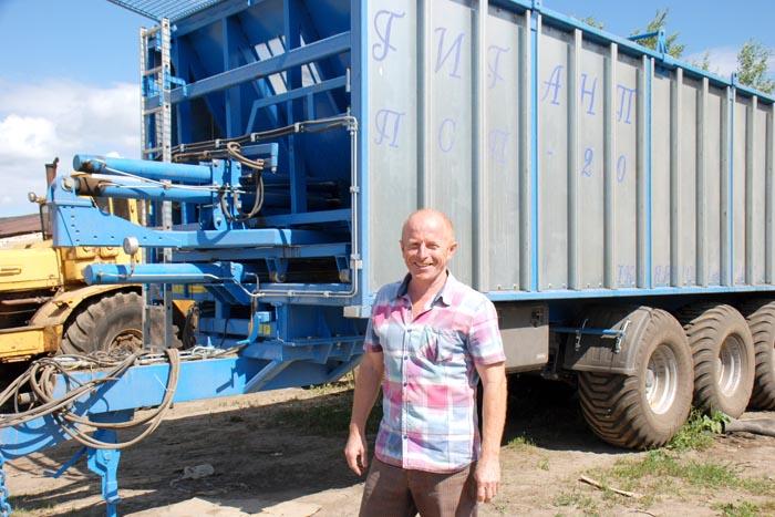 Исполнительный директор ООО "Атемасово" С.А. Анохин высоко оценил тоннажность и универсальность новой телеги "Ярославич" Исполнительный директор ООО "Атемасово" С.А. Анохин высоко оценил тоннажность и универсальность новой телеги "Ярославич"