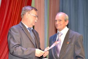 Благодарственное письмо В.Ю. Мозонов вручает ветерану комсомольского движения А.М. Макарцеву