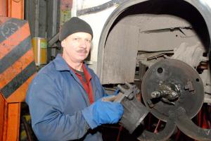 Более 10 лет в ООО «Перевозчик-М» трудится автослесарь Василий Александрович Мочалов