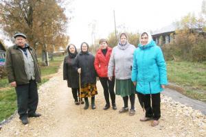 «По отремонтированной дороге теперь можно пройти и в грязь», – говорят жители Новой Лазаревки