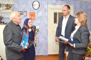 Юбиляров семейной жизни Виктора Яковлевича и Марию Васильевну Роговых поздравили начальник отдела ЗАГС Ардатовского района М.А. Донос и глава Михеевской сельской администрации В.И. Колганов, зачитали приветственные адреса и открытки, вручили юбилярам цветы и подарки от администрации района и главного управления ЗАГС Нижегородской области