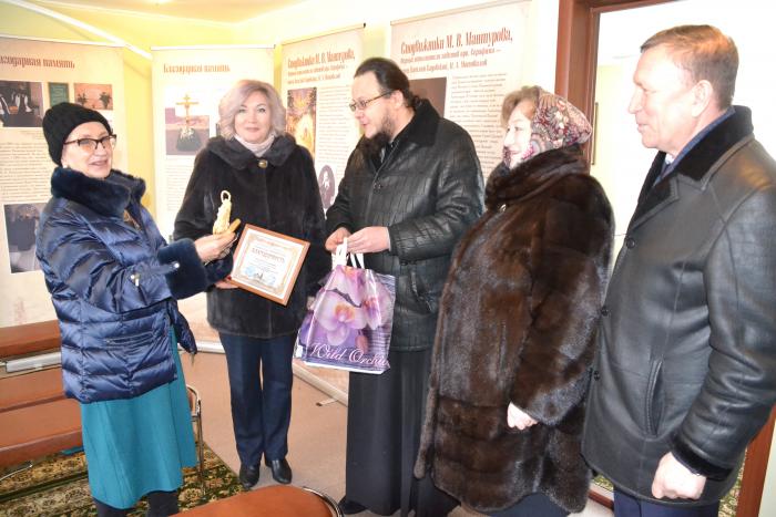 За помощь в организации и проведении первого районного фестиваля «Ардатовская отчина» Н.В. Назаровой вручили благодарственное письмо и памятный сувенир