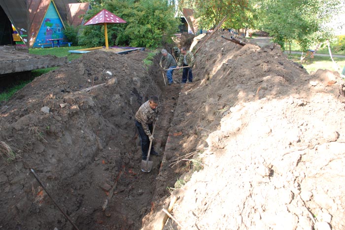 Ремонтная бригада ООО «Тепловые сети» под руководством мастера В.В. Мартынова до наступления холодов взяла на себя обязательства полностью заменить на территории детсада №4 теплотрассу протяженностью 300 метров. В настоящее время ведется активная работа Ремонтная бригада ООО «Тепловые сети» под руководством мастера В.В. Мартынова до наступления холодов взяла на себя обязательства полностью заменить на территории детсада №4 теплотрассу протяженностью 300 метров. В настоящее время ведется активная работа